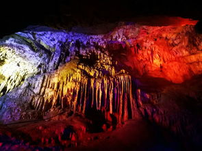 探秘地下溶洞：迷人的自然奇观与未知的地下世界